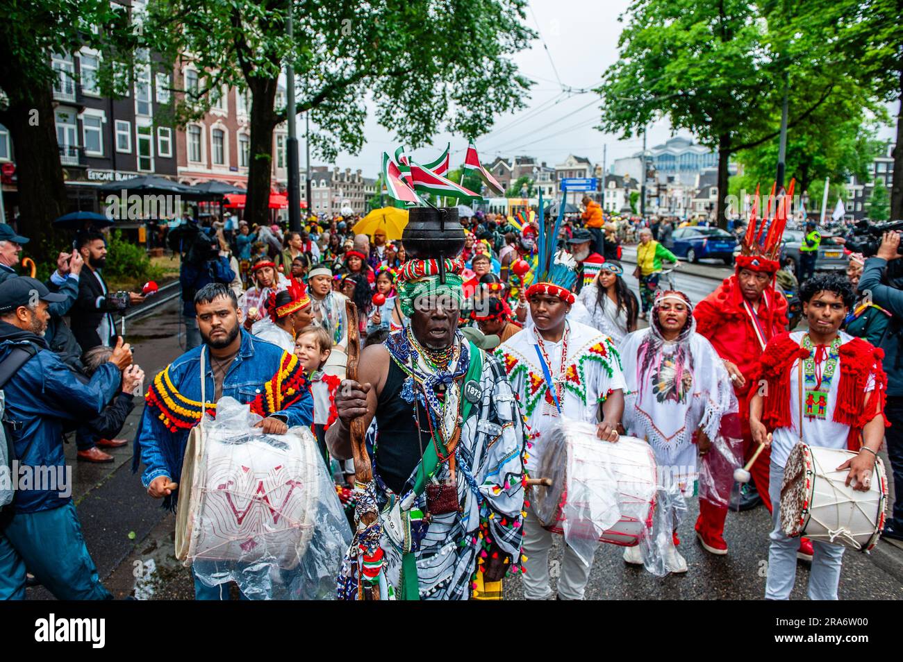 Amsterdam, Paesi Bassi. 1 luglio 2023. Un uomo nero che indossa abiti tradizionali è visto guidare la processione. Keti Koti tradizionalmente si apre con una sfilata intima e colorata in abiti tradizionali chiamati Bigi Spikri. La sfilata inizia presso il consiglio comunale e termina presso il monumento della schiavitù a Oosterpark. (Foto di Ana Fernandez/SOPA Images/Sipa USA) credito: SIPA USA/Alamy Live News Foto Stock