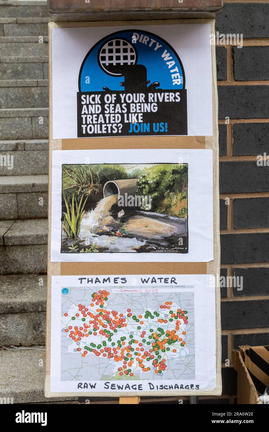 1 luglio 2023. Extinction Rebellion protesta durante l'evento Guildford Raft Race sull'acqua sporca, chiedendo che la compagnia di Thames Water, in difficoltà, tagliasse la merda. I manifestanti ambientalisti vogliono che le compagnie idriche smettano di scaricare le acque reflue non trattate nei nostri fiumi e mari. La protesta ebbe luogo accanto al fiume Wey a Guildford, Surrey, Inghilterra, Regno Unito. Foto Stock