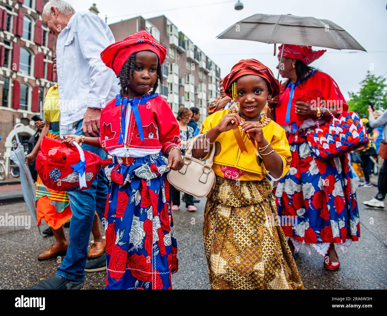 Amsterdam, Paesi Bassi. 1 luglio 2023. Due bambine nere si vedono ballare indossando abiti colorati. Keti Koti tradizionalmente si apre con una sfilata intima e colorata in abiti tradizionali chiamati Bigi Spikri. La sfilata inizia presso il consiglio comunale e termina presso il monumento della schiavitù a Oosterpark. (Foto di Ana Fernandez/SOPA Images/Sipa USA) credito: SIPA USA/Alamy Live News Foto Stock