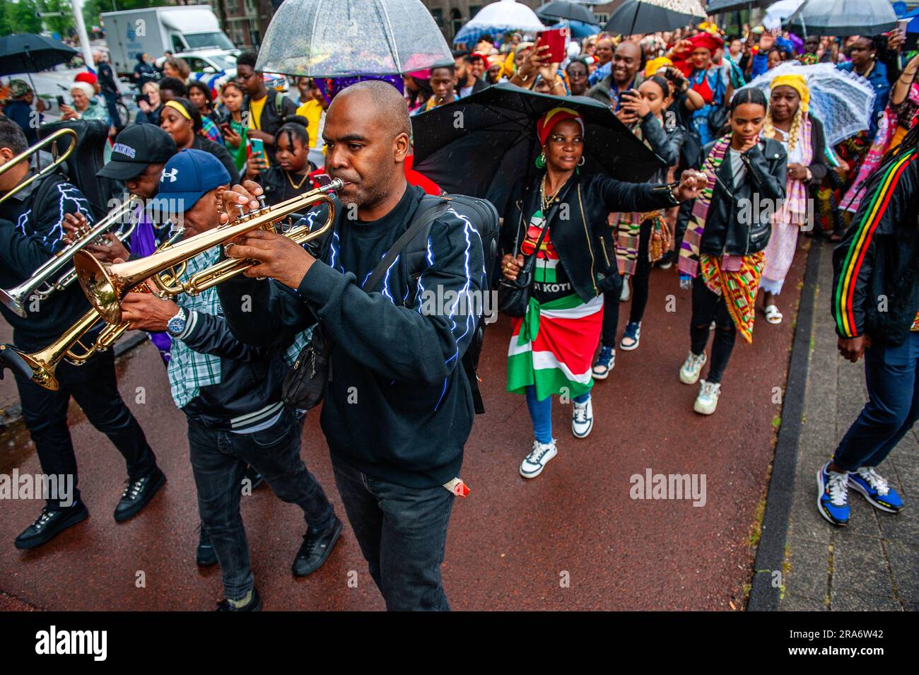 Amsterdam, Paesi Bassi. 1 luglio 2023. I neri si vedono ballare la musica suonata da una band musicale. Keti Koti tradizionalmente si apre con una sfilata intima e colorata in abiti tradizionali chiamati Bigi Spikri. La sfilata inizia presso il consiglio comunale e termina presso il monumento della schiavitù a Oosterpark. (Foto di Ana Fernandez/SOPA Images/Sipa USA) credito: SIPA USA/Alamy Live News Foto Stock