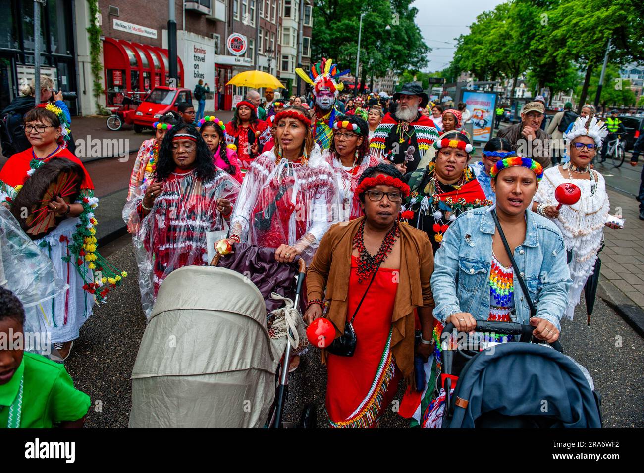 Amsterdam, Paesi Bassi. 1 luglio 2023. I surinamesi sono visti sfilare con abiti e strumenti tradizionali. Keti Koti tradizionalmente si apre con una sfilata intima e colorata in abiti tradizionali chiamati Bigi Spikri. La sfilata inizia presso il consiglio comunale e termina presso il monumento della schiavitù a Oosterpark. (Foto di Ana Fernandez/SOPA Images/Sipa USA) credito: SIPA USA/Alamy Live News Foto Stock