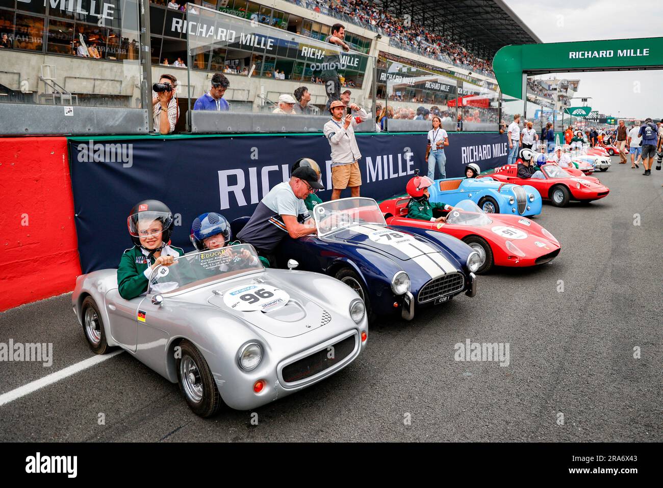 Le Mans, Francia. 1 luglio 2023. 96 Team Richard mille, Ferrari Dino 246,  78 Team Richard mille, Shelby Cobra 289, 1965, 91 HEUTS William (bel),  Bugatti T55, 1932, griglia di partenza, griglia