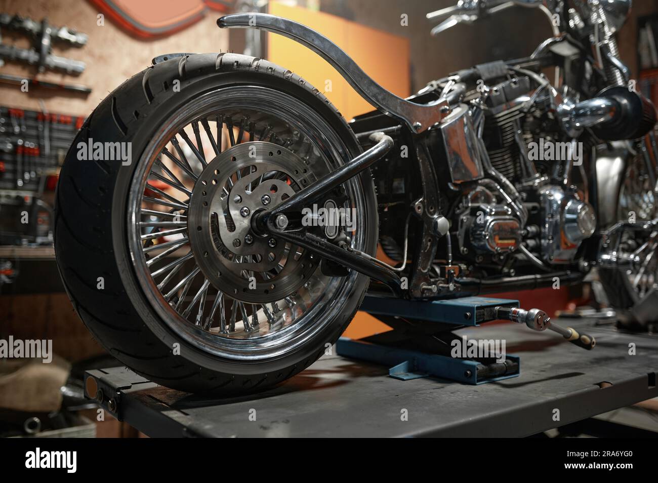 Vista ravvicinata della motocicletta personalizzata sull'ascensore della stazione di servizio Foto Stock