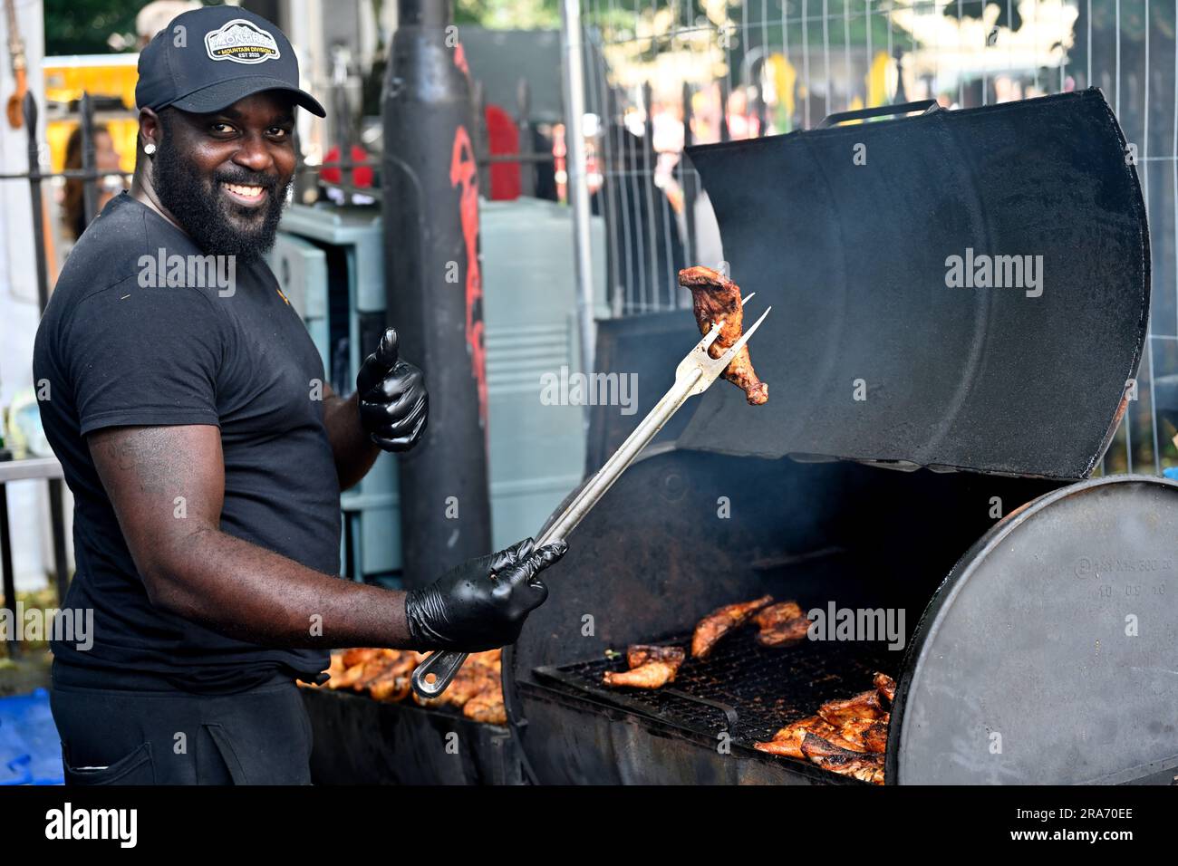 St Paul's Caribbean Carnival 2023, Bristol, Inghilterra, Regno Unito, 1 luglio 2023. St Pauls, Bristol. Cucinare del delizioso pollo al barbecue Foto Stock