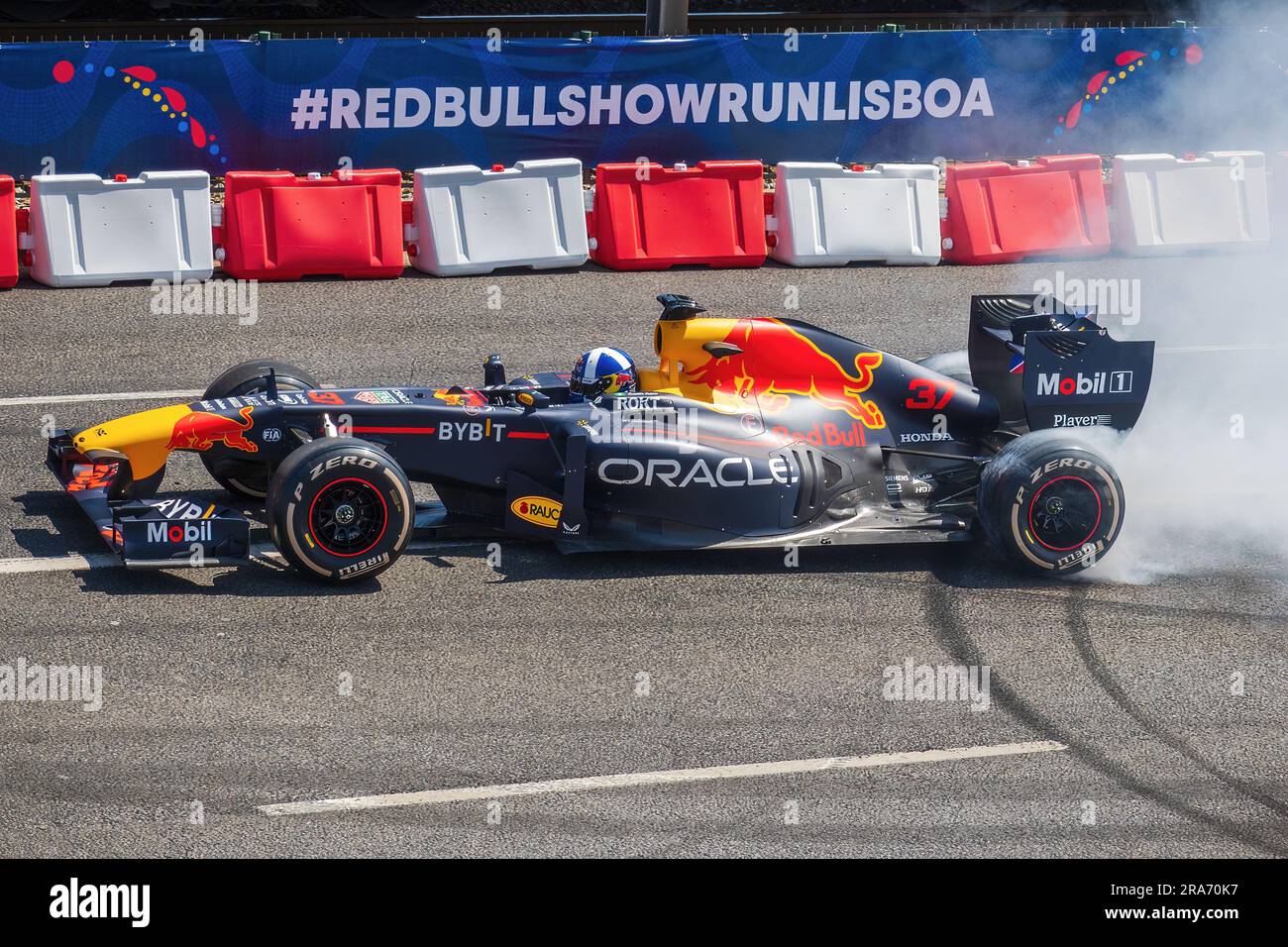 Red Bull Showrun Lisboa 2023. Spettacolo di Formula 1 per gli appassionati di sport motoristici a Lisbona, Portogallo. David Coulthard alla guida della Red Bull RB7 Formula 1. Foto Stock