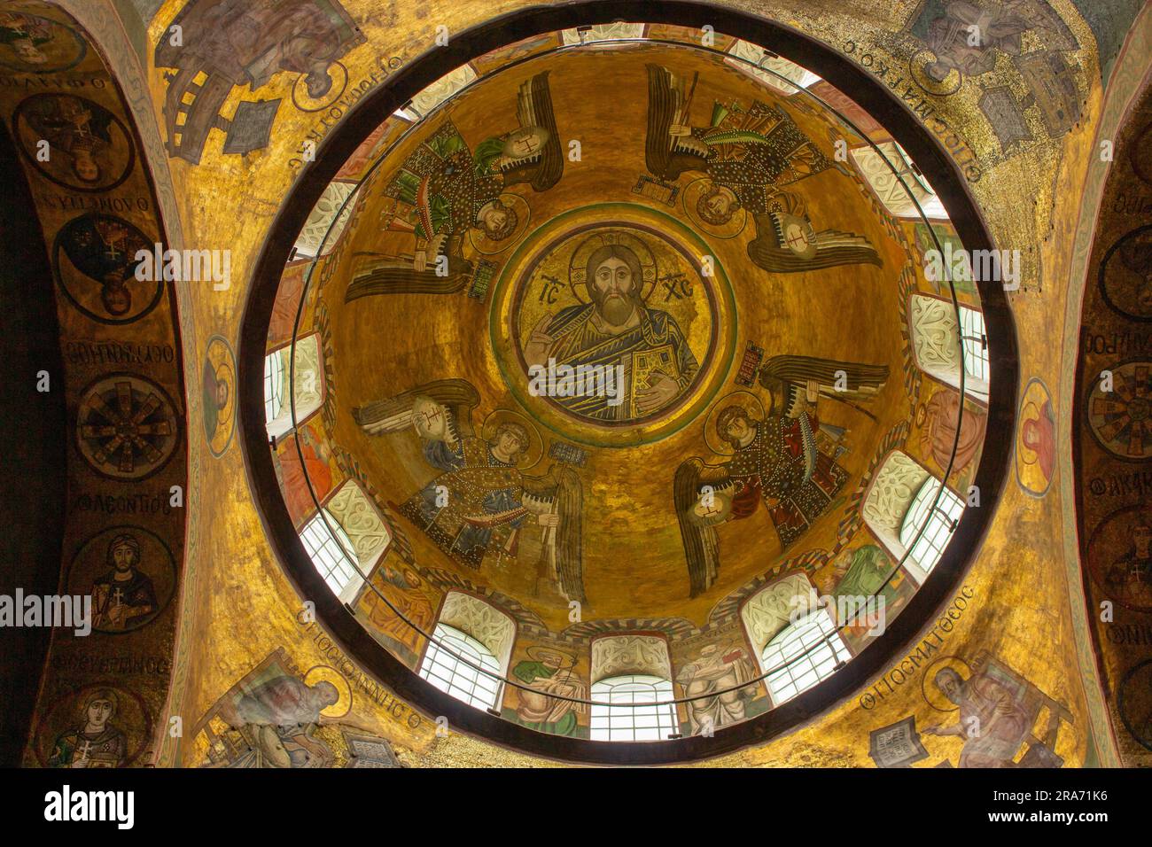 Ucraina, Kiev - 05 25 2023: St. Interno della chiesa di Sophia. Gesù Cristo icona con gli angeli. Antica cattedrale cristiana. Affresco della cupola di Santa Sofia. Foto Stock