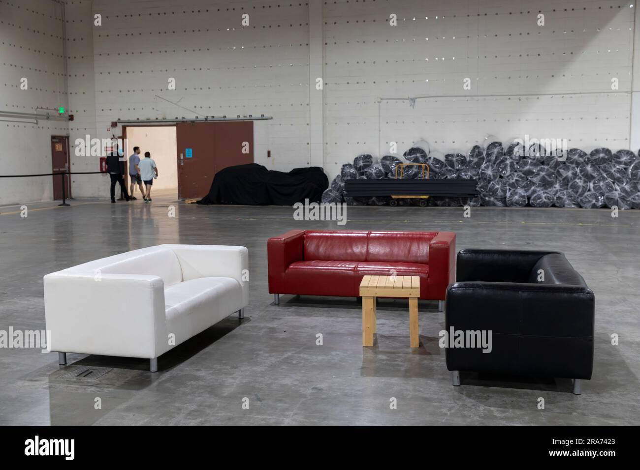 Seattle, Washington, USA. 30 giugno 2023. I membri del pubblico visitano un palcoscenico sonoro all'inaugurazione degli Harbor Island Studios. Nel tentativo di potenziare la produzione cinematografica e televisiva locale, King County ha trasformato il sito dell'ex Fisher Flour Mill in uno studio professionale di 117 000 metri quadrati che apre ufficialmente il 1 luglio. Credito: Paul Christian Gordon/Alamy Live News Foto Stock