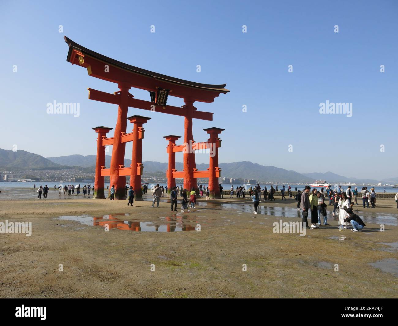 Uno dei tre punti più panoramici del Giappone, la porta Torii rossa del santuario di Itsukushima sull'isola di Miyajima attira migliaia di visitatori. Foto Stock