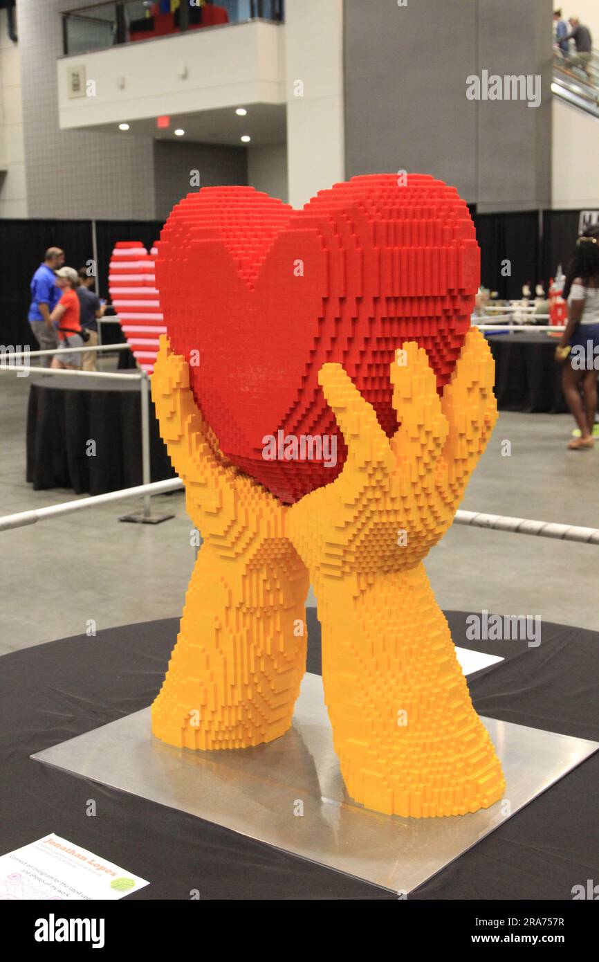 Lego cuore rosso nelle palme dei bambini — Foto Editoriale Stock ©  Rosinka79 #153925692