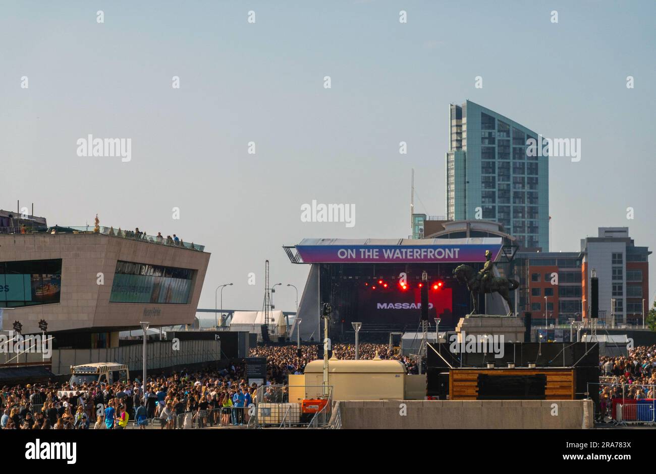 Concerto di Jamie Webster sul lungomare di Liverpool Foto Stock
