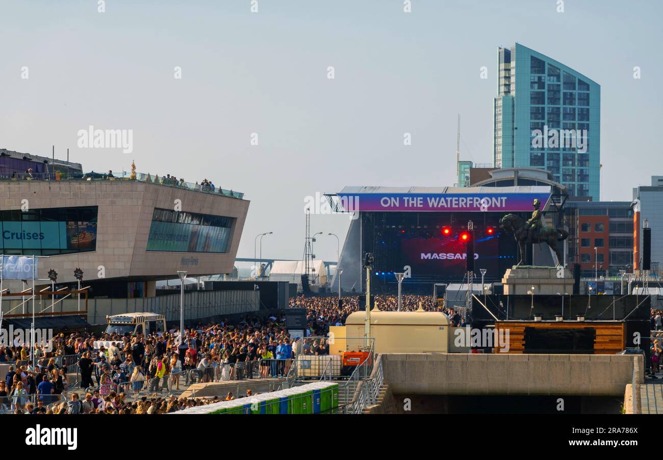 Concerto di Jamie Webster sul lungomare di Liverpool Foto Stock