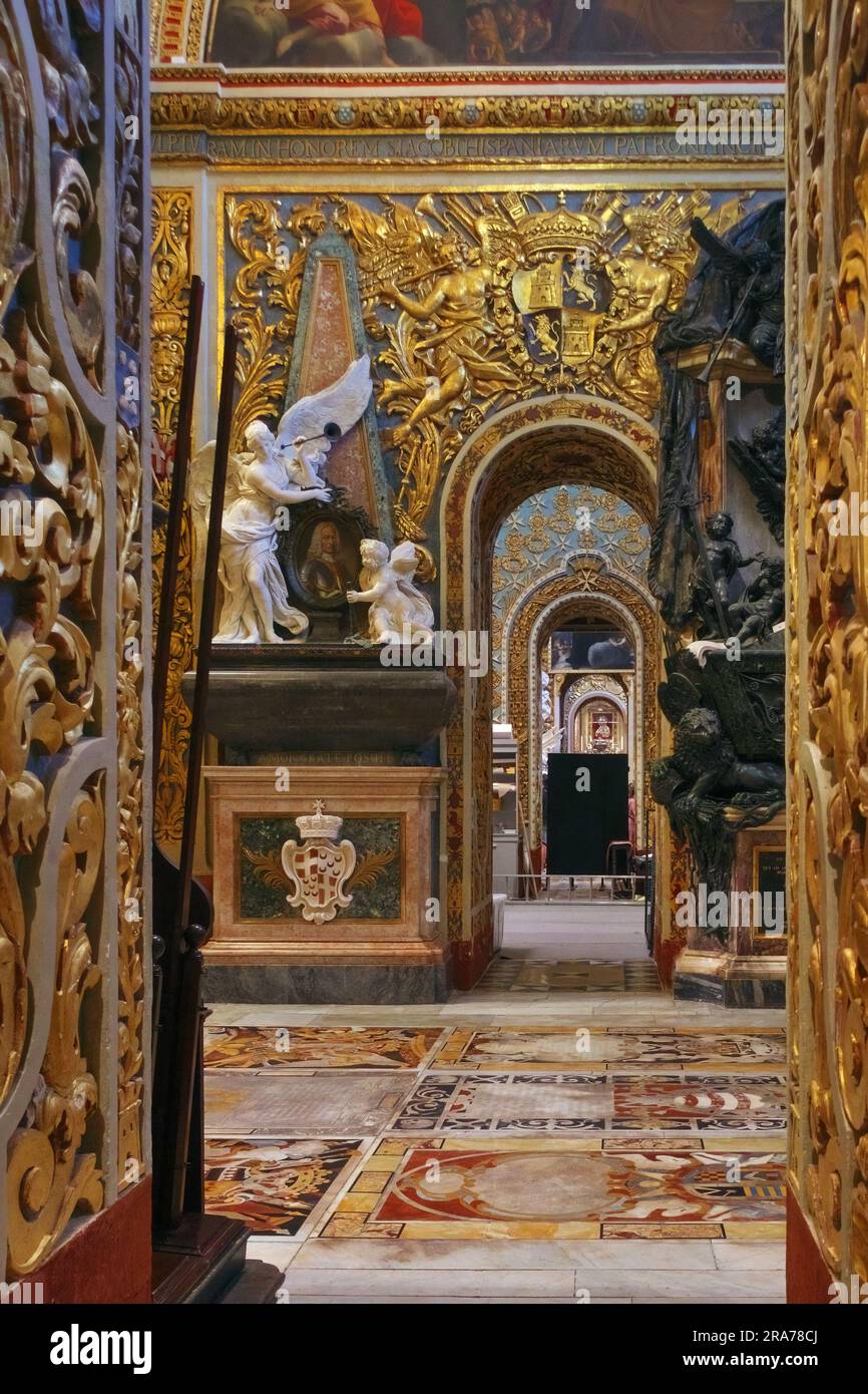 Godimento di sontuose decorazioni barocche dorate all'interno di St Co-cattedrale di Giovanni a la Valletta, Malta Foto Stock