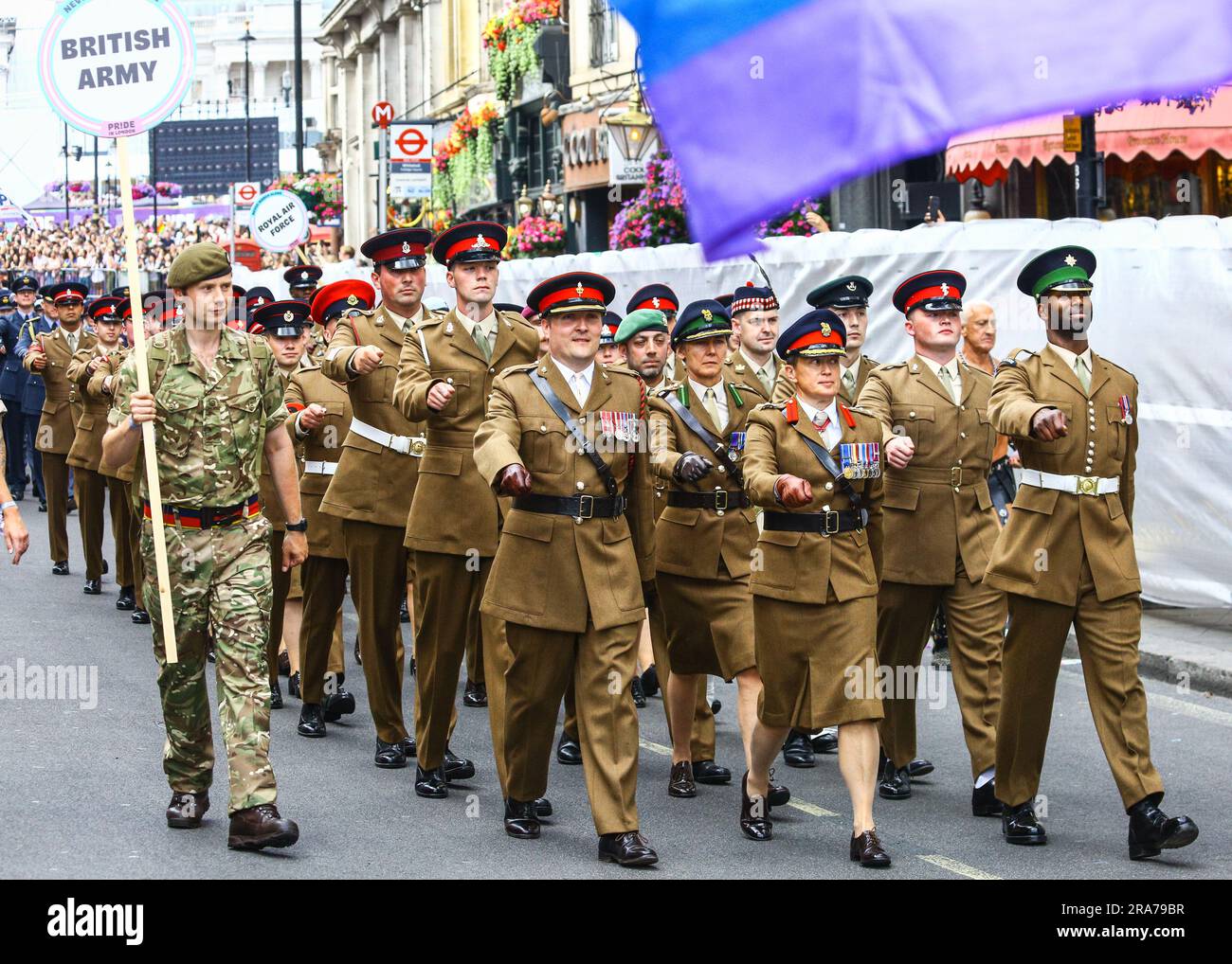 Londra, Regno Unito. 1 luglio 2023. I militari britannici prendono parte alla parata con una banda, soldati dell'esercito e della marina in marcia. Partecipanti, rivelatori e spettatori lungo il percorso del Pride in London 2023 Parade. Si prevede che 35.000 persone marceranno nella sfilata quest'anno con circa 600 gruppi costituiti da comunità LGBT. Crediti: Imageplotter/Alamy Live News Foto Stock