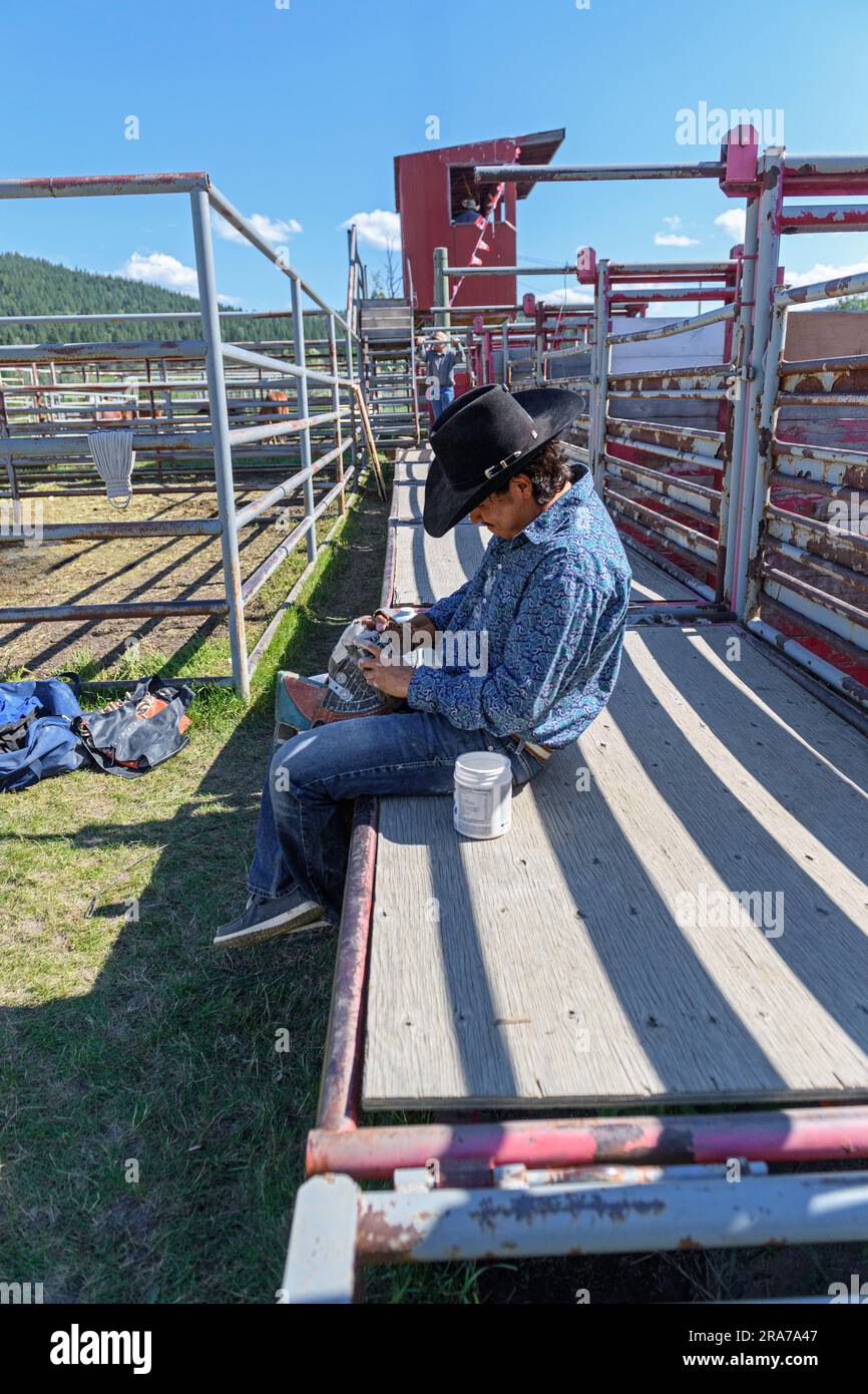 Cowboy nativo che si prepara per il Mini Thni Indian Rodeo, il Chiniki Rodeo Grounds, a Stoney Nation Morley Alberta Canada Foto Stock