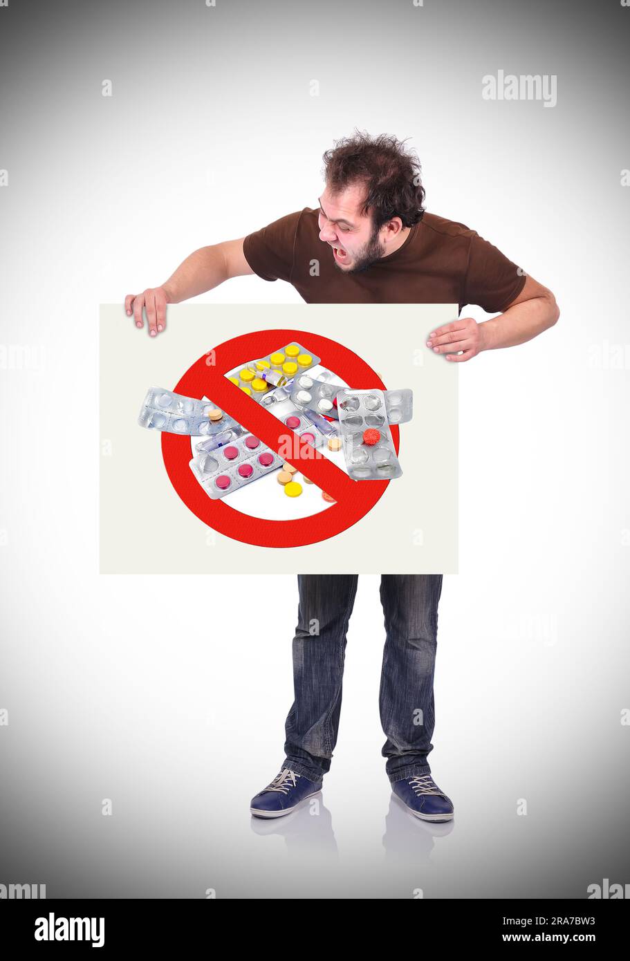 un pazzo che tiene un cartello con il simbolo di stop drug Foto Stock