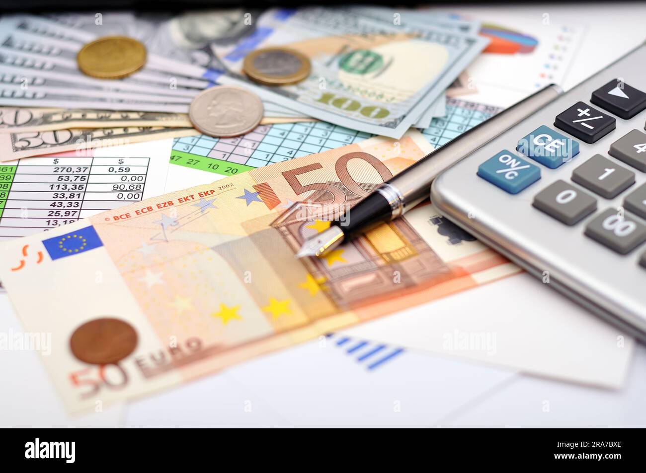 tabella finanziaria con calcolatrice, penna ed euro Foto Stock