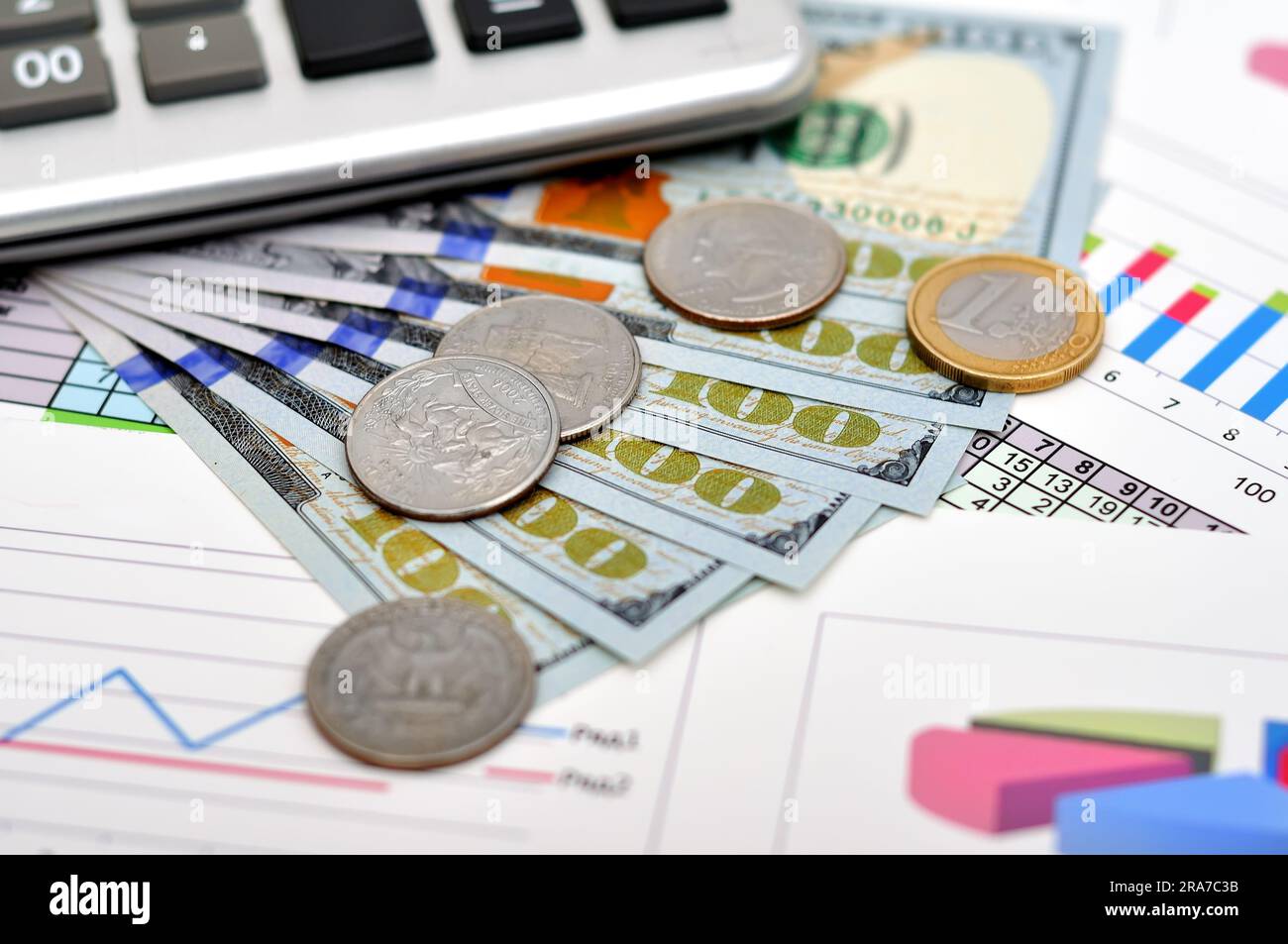 dollaro e centesimo in euro sulla relazione annuale Foto Stock