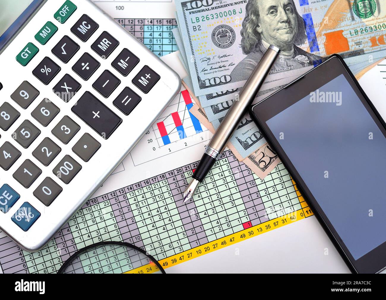 dollari e penna con calcolatrice sul tavolo Foto Stock