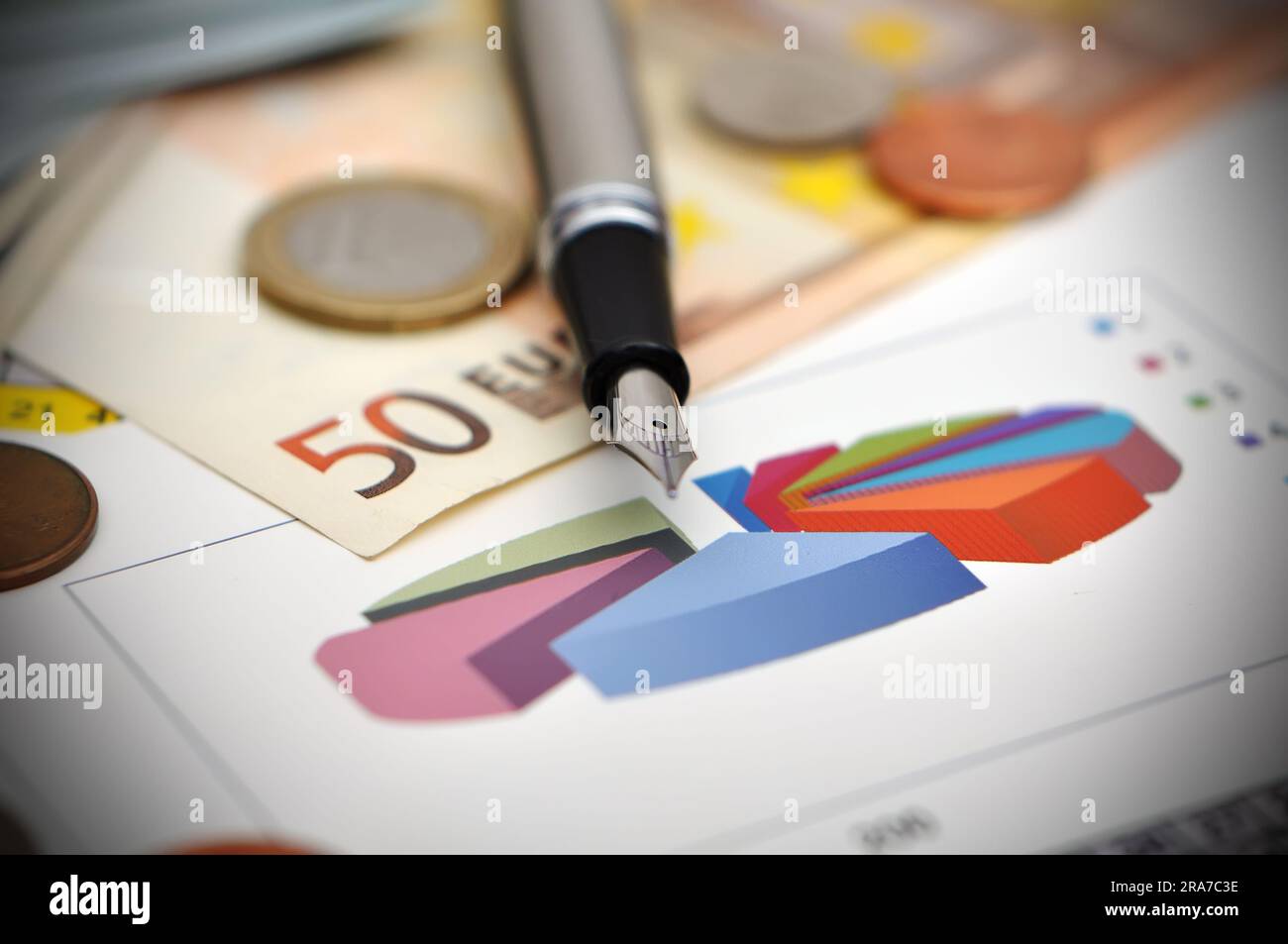 grafico finanziario sul tavolo con soldi e stilografica Foto Stock