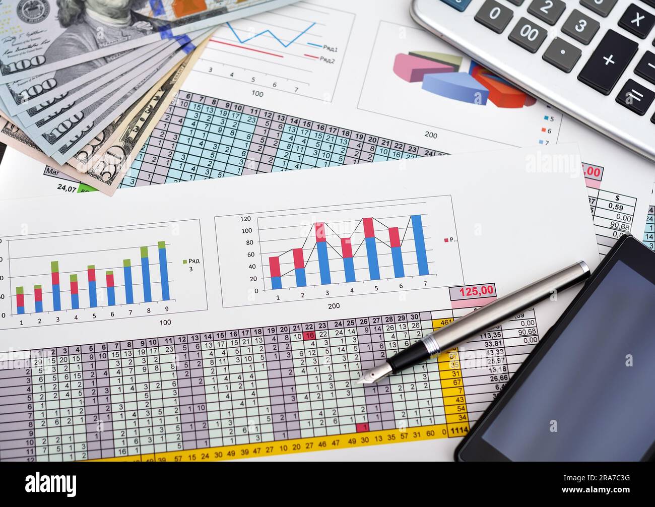 Relazione finanziaria sul tavolo con denaro, penna e telefono Foto Stock