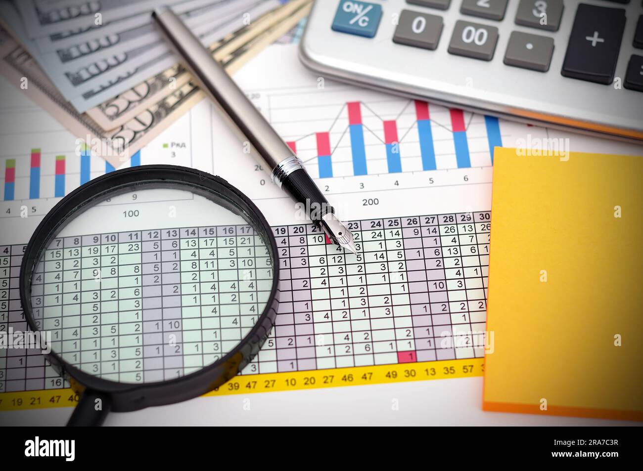 soldi, penna e grafico finanziario sul tavolo Foto Stock