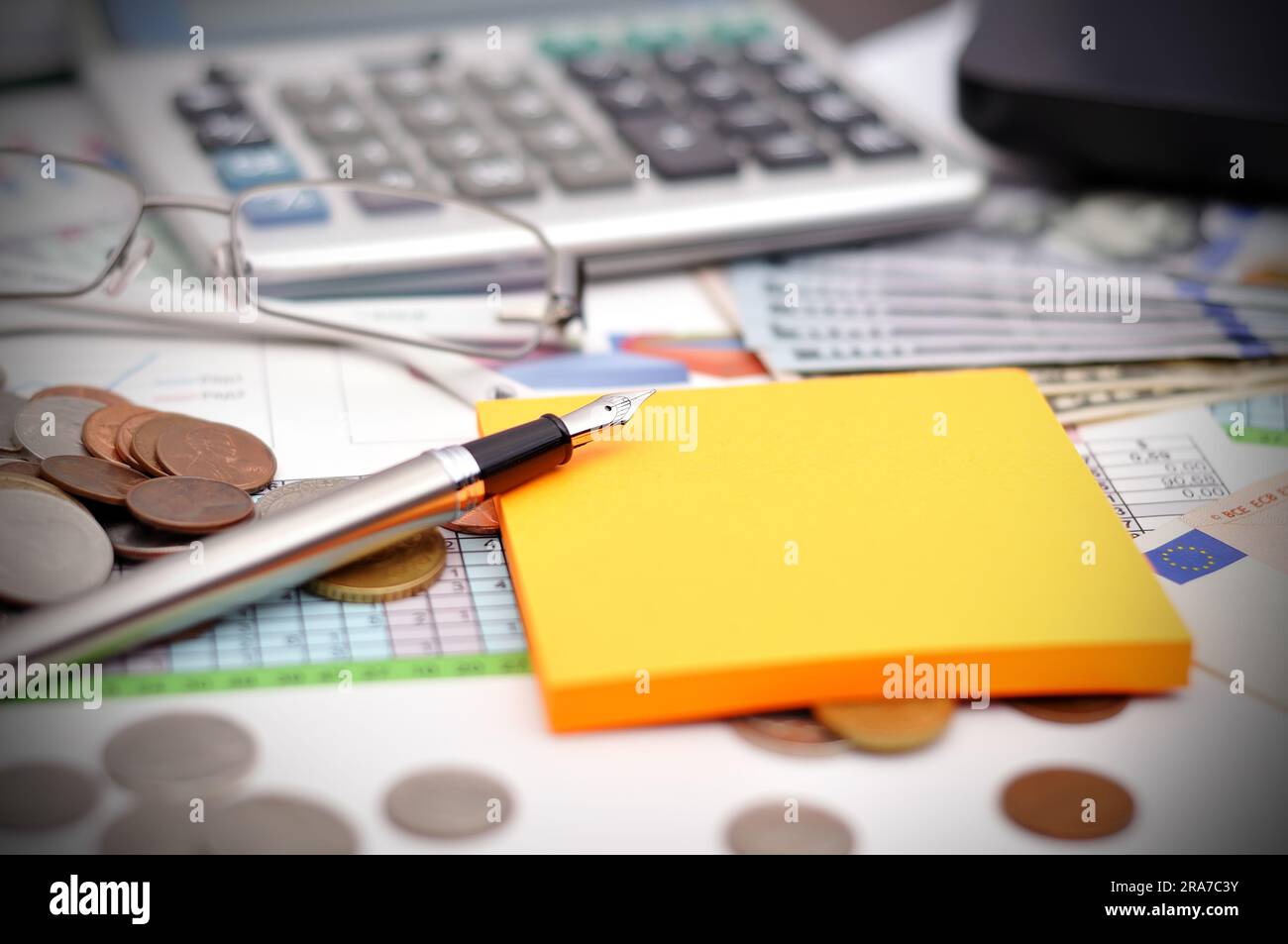 dollari e calcolatrice su rapporti economici di successo Foto Stock