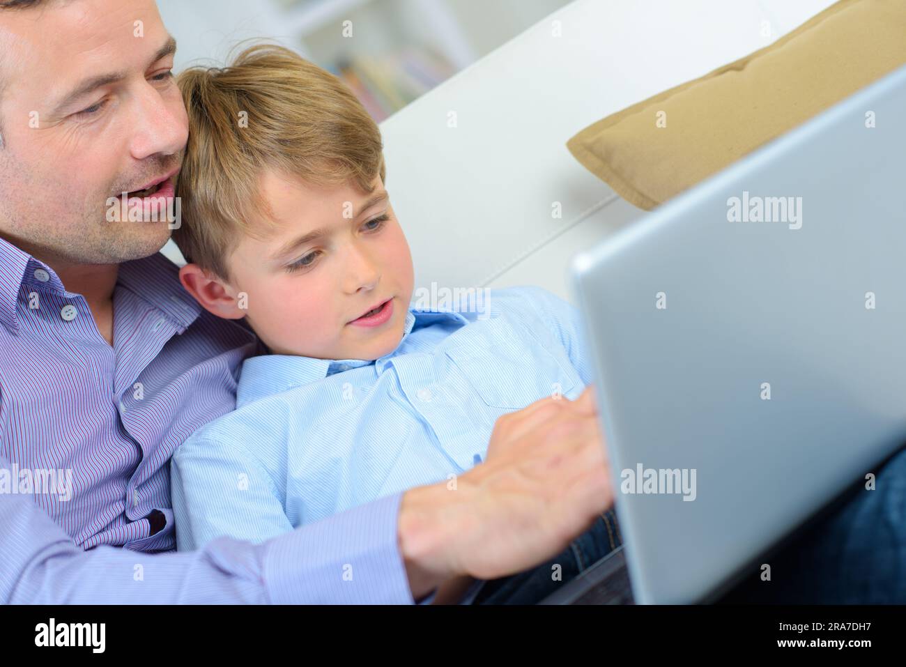 Padre e figlio utilizzando laptop insieme Foto Stock