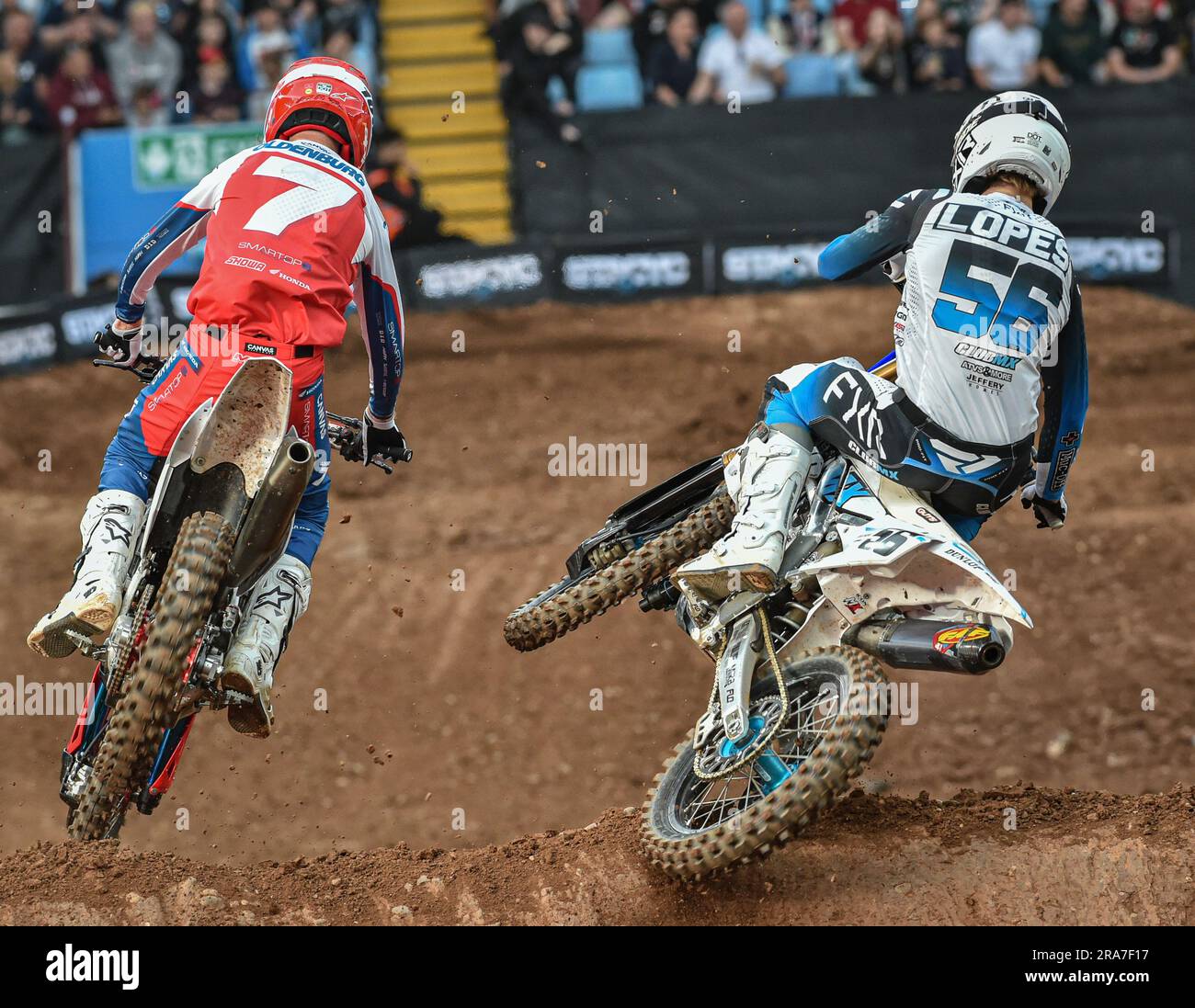 Villa Park, Birmingham, Regno Unito. 1 luglio 2023. 2023 FIM World Supercross Championship, Gran Premio di Gran Bretagna; Enzo Lopes smette di forma andando oltre un salto dietro Mitchell Oldenburg credito: Action Plus Sports/Alamy Live News Foto Stock