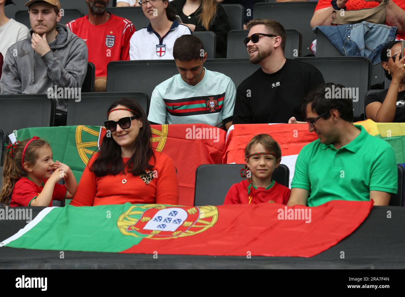 Londra, Regno Unito. 1 luglio 2023. Londra, 6 aprile 2023: Tifosi portoghesi durante la partita di calcio amichevole femminile internazionale tra Inghilterra e Portogallo allo Stadio MK, Milton Keynes, Inghilterra. (Pedro Soares/SPP) credito: SPP Sport Press Photo. /Alamy Live News Foto Stock