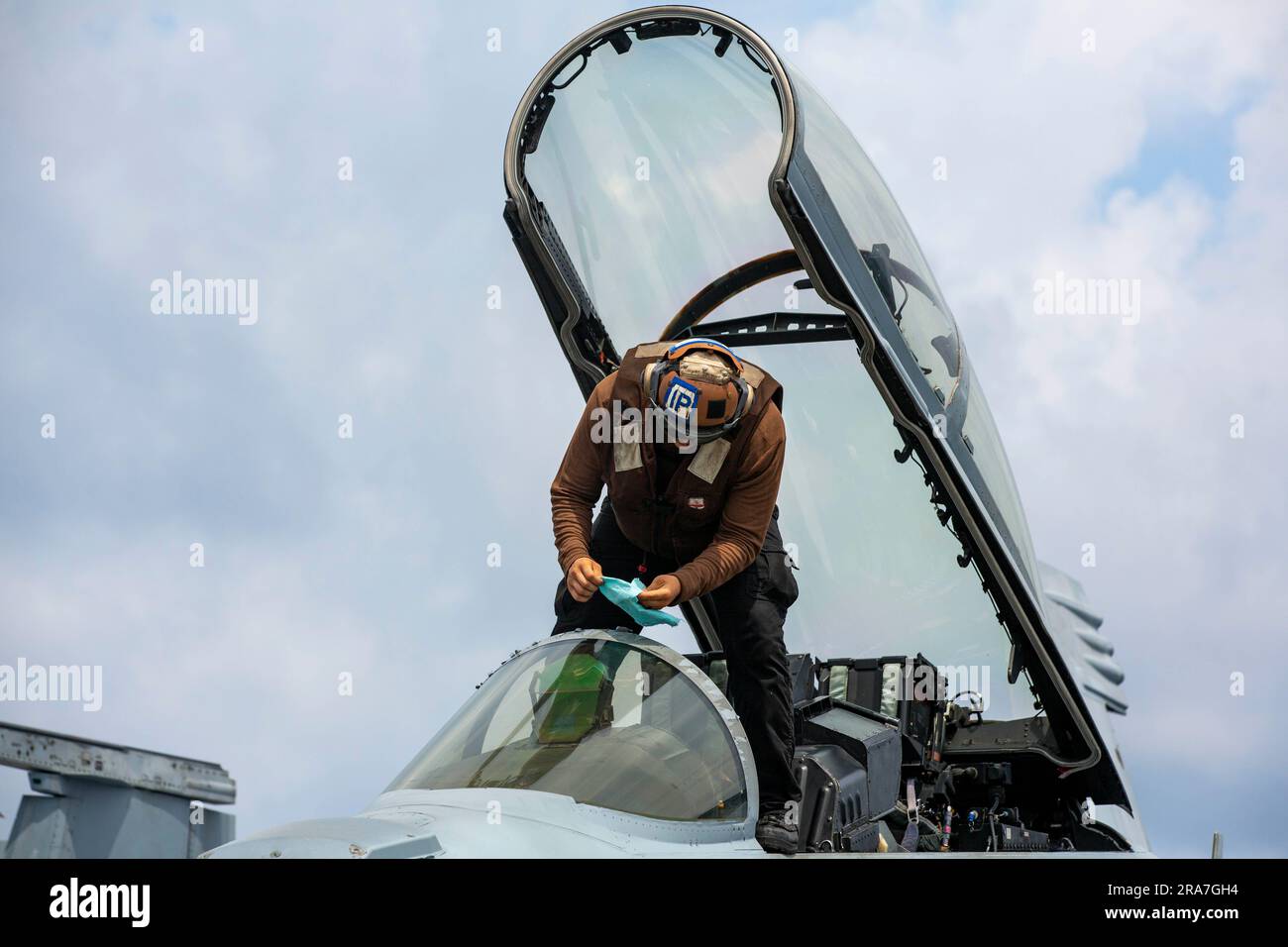 230625-N-YP095-1056 OCEANO ATLANTICO. (25 giugno 2023) Airman Dakota Johnson, da Roan Mountain, Tennessee, prepara un F/A-18F Super Hornet, attaccato agli "combattenti spadaccini" dello Strike Fighter Squadron (VFA) 32, sul ponte di volo della portaerei classe Nimitz USS Dwight D. Eisenhower (CVN 69). L'IKE Carrier Strike Group è in corso nell'Oceano Atlantico partecipando all'esercitazione dell'unità di formazione composita del Carrier Strike Group Four (COMPTUEX). COMPTUEX è un intenso esercizio di più settimane progettato per integrare completamente un gruppo di attacco portante come un'attività coesiva e multi-missione Foto Stock