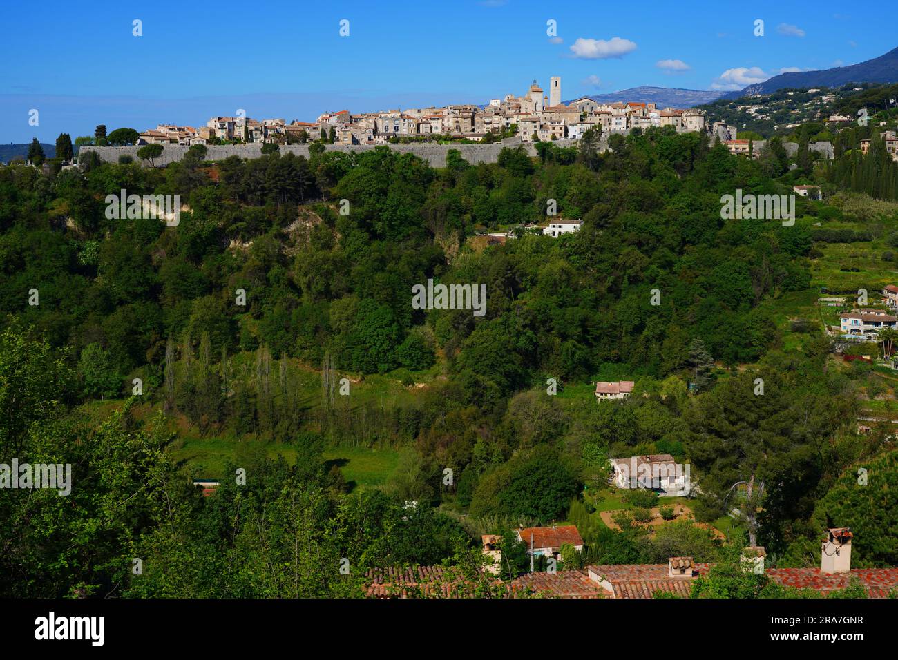 Vista panoramica di Saint-Paul-de-Vence, una città medievale sulla Costa Azzurra nel dipartimento delle Alpi marittime nel regio Provenza-Alpi-Côte Azzurra Foto Stock