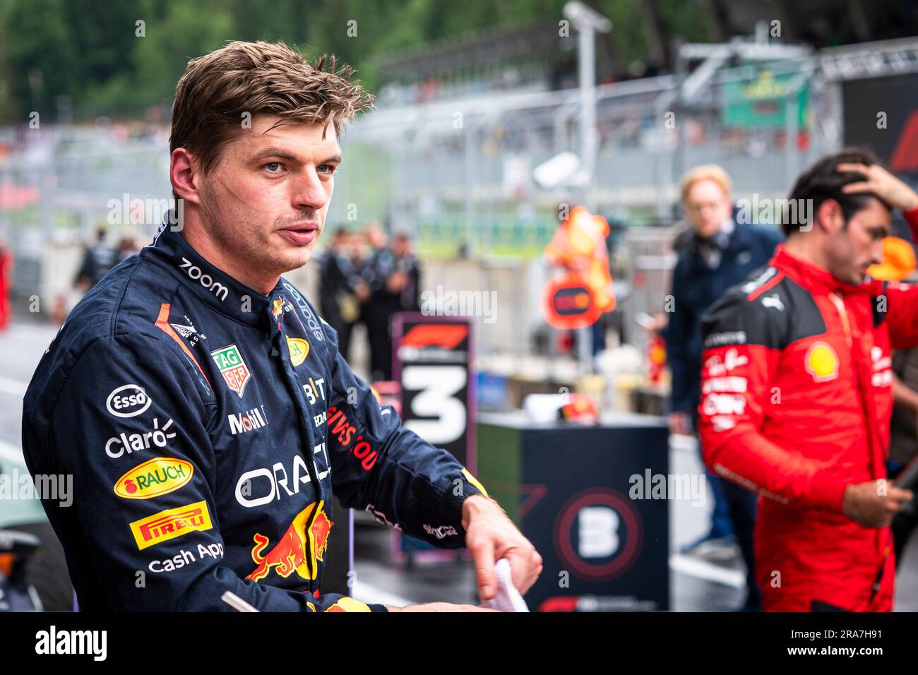 Spielberg, Austria. 1 luglio 2023. Il pilota olandese di Oracle Red Bull Racing Max Verstappen segue la gara di Sprint del weekend del Gran Premio di F1 austriaco. Sabato del Gran Premio di F1 austriaco è stata una giornata di Sprint. I piloti hanno gareggiato durante lo Sprint Shootout per impostare la griglia per la Sprint Race. La gara di Sprint fu vinta dal Red Bull Max Verstappen, seguito dai suoi compagni di squadra Segio Perez e dallo spagnolo di Ferrar Carlos Sainz. Credito: SOPA Images Limited/Alamy Live News Foto Stock