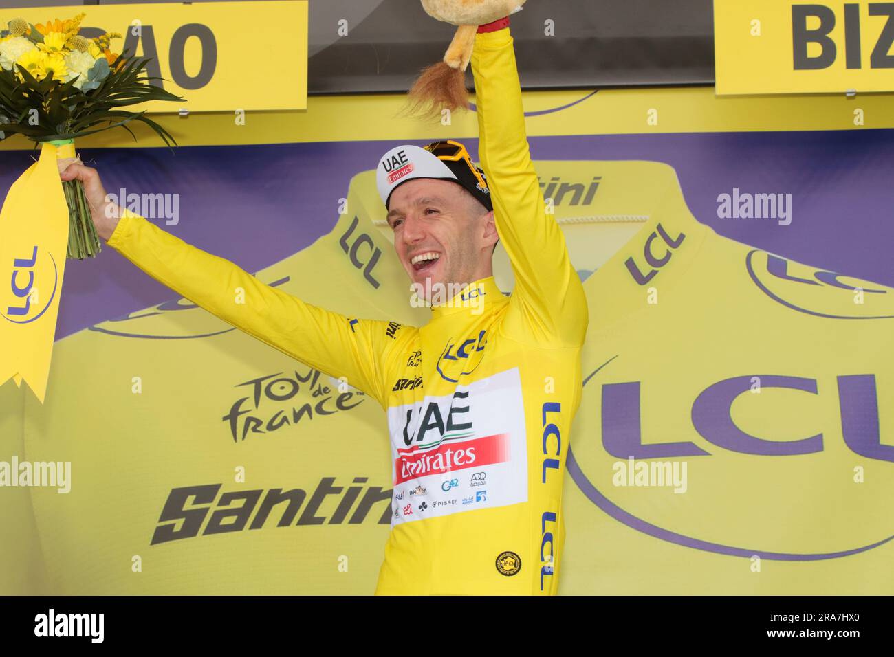 Adam Yates, GB UAE Team Emirates vince la prima tappa del Tour de France e riceve la maglia gialla / maillot jaune Foto Stock