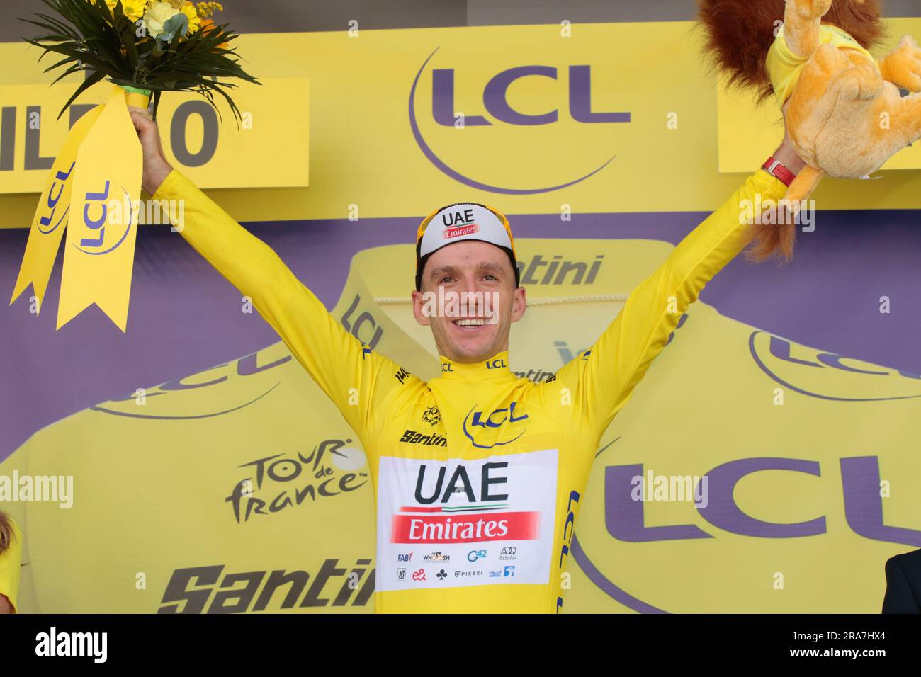 Adam Yates, GB UAE Team Emirates vince la prima tappa del Tour de France e riceve la maglia gialla / maillot jaune Foto Stock