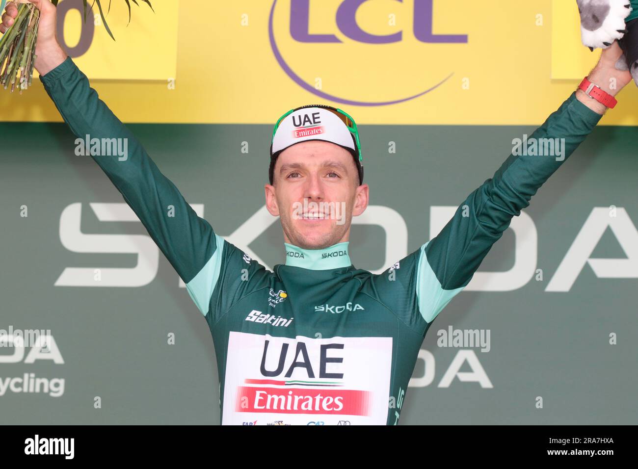 Adam Yates, GB UAE Team Emirates vince la prima tappa del Tour de France e riceve la maglia gialla / maillot jaune Foto Stock