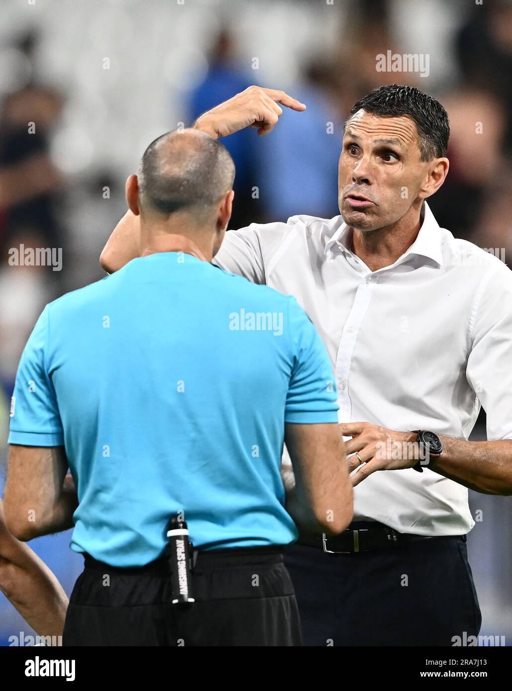 PARIGI, FRANCIA - 19 GIUGNO: L'arbitro Mateu Lahoz e l'allenatore greco Gus Poyet dopo la partita del girone B di qualificazione A UEFA EURO 2024 tra la Francia Foto Stock