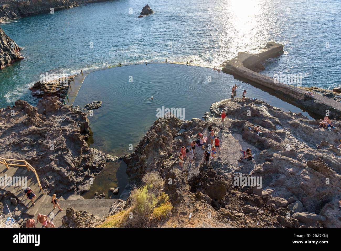 Acantilado de Los Gigantes, Tenerife, Spagna: 21 settembre 2022: La gente prende il sole nella piscina naturale di Acantilado de Los Gigantes, famosa per la sua bellezza Foto Stock