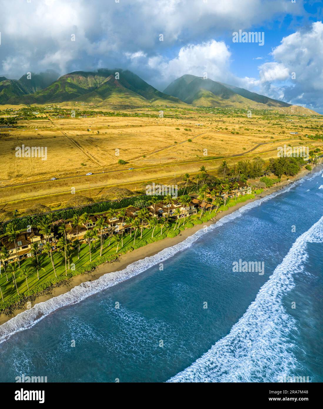 Una vista aerea dei Monti Maui occidentali dall'alto dei condomini Puamana appena a sud di Lahaina, Maui, Hawaii, USA. Foto Stock