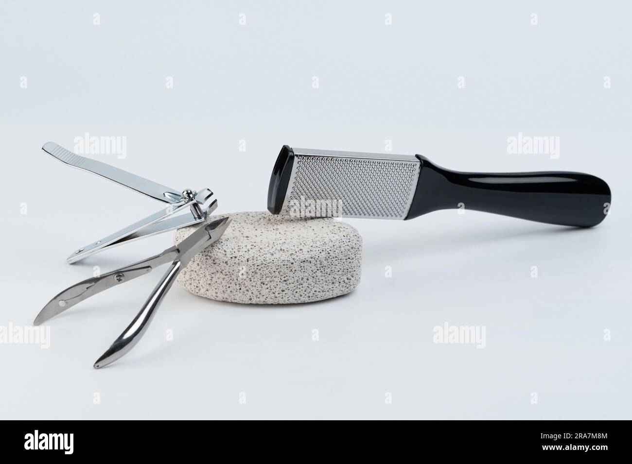 Set da uomo per pedicure utensili di forbici, scrub per piedi isolati su sfondo bianco studio Foto Stock