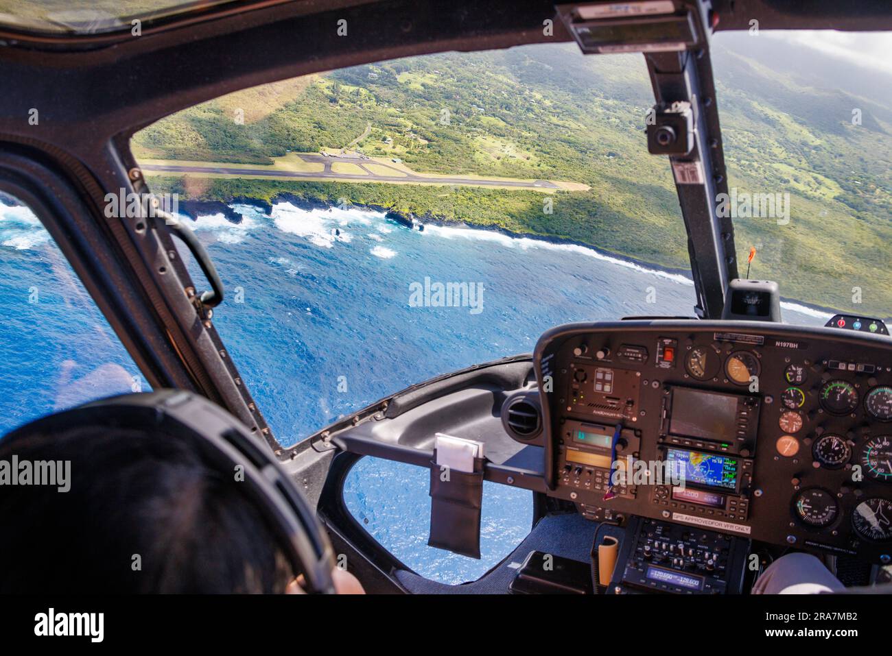 Una vista dall'interno di un elicottero dell'Aeroporto di Hana vicino all'Oceano Pacifico sulla costa orientale dell'isola di Maui, Hawaii. Foto Stock
