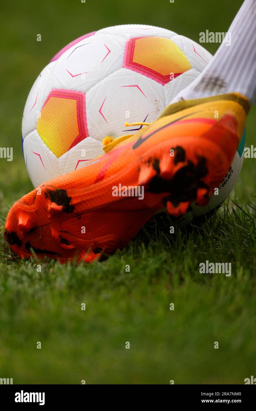 Düsseldorf, Deutschland, 2. Fussball Bundesliga Freundschaftsspiel Turu Düsseldorf vs. Fortuna Düsseldorf 2:6 AM 01. 2023 im Stadion an der Feuerbachstrasse in Düsseldorf Ball,Spielball,Fussball, Kugel, Derbystar,Rasen,Spielfeld,Fussballschuh, hoch Norbert Schmidt, Duesseldorf Foto Stock