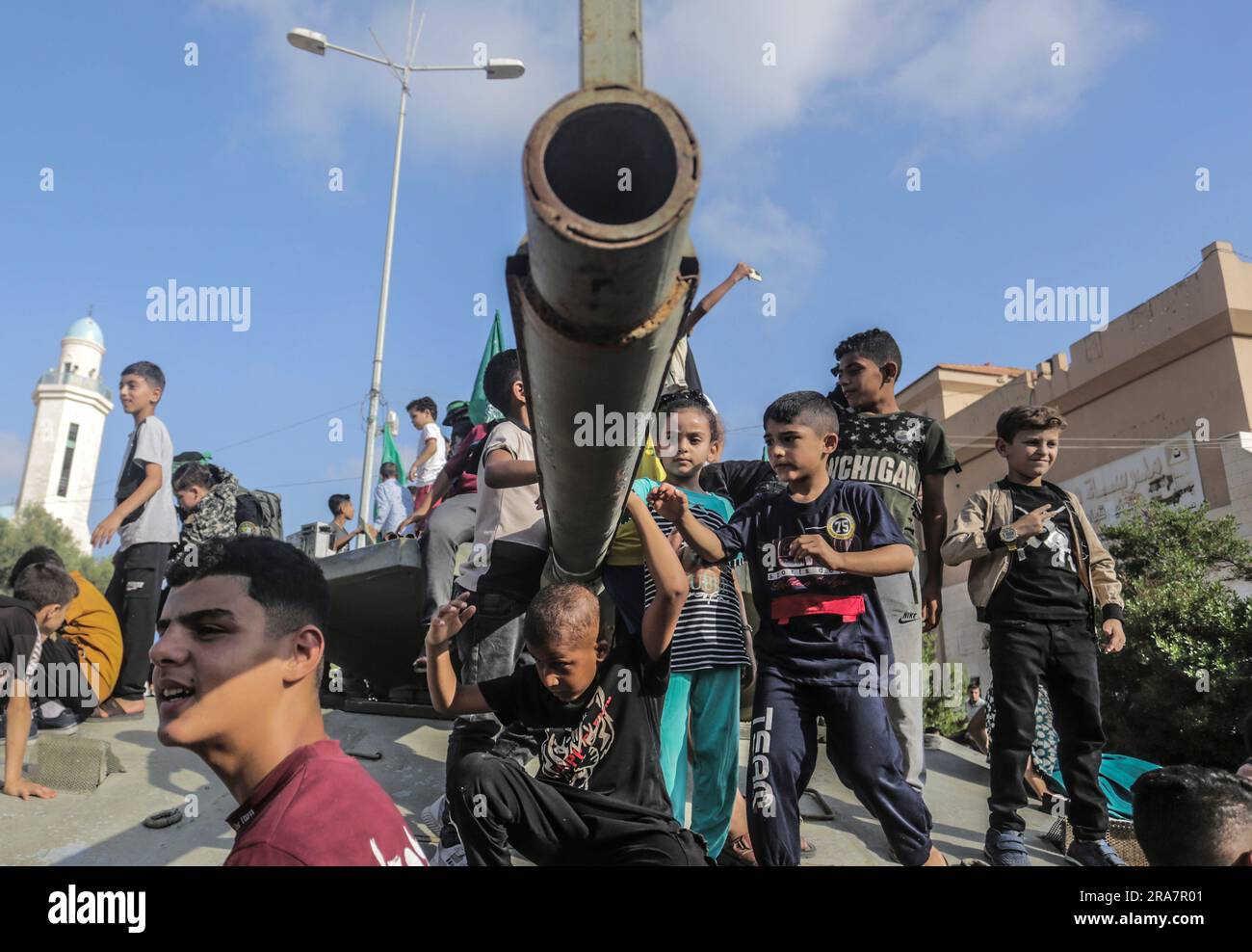Gaza, Palestina. 1 luglio 2023. I palestinesi hanno partecipato alla mostra sulle armi organizzata dalle Brigate di al-Qassam, l'ala militare di Hamas, nel campo profughi di Jabalia nella Striscia di Gaza settentrionale. Le Brigate di Ezzedeen al-Qassam sono il ramo armato del movimento di resistenza islamica (Hamas). (Foto di Mahmoud Issa/SOPA Images/Sipa USA) credito: SIPA USA/Alamy Live News Foto Stock