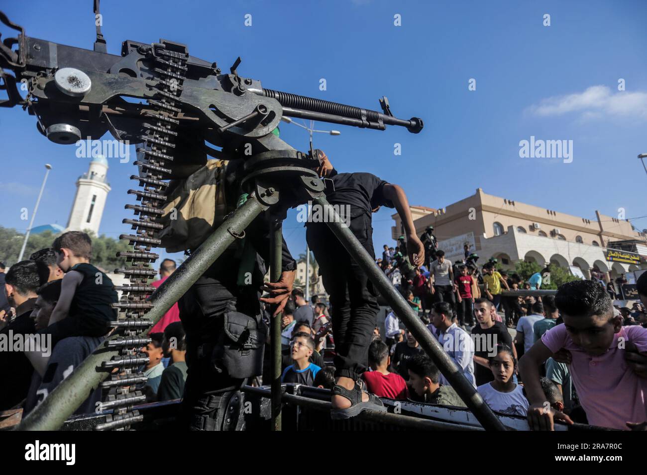 Gaza, Palestina. 1 luglio 2023. I palestinesi hanno partecipato alla mostra sulle armi organizzata dalle Brigate di al-Qassam, l'ala militare di Hamas, nel campo profughi di Jabalia nella Striscia di Gaza settentrionale. Le Brigate di Ezzedeen al-Qassam sono il ramo armato del movimento di resistenza islamica (Hamas). (Foto di Mahmoud Issa/SOPA Images/Sipa USA) credito: SIPA USA/Alamy Live News Foto Stock