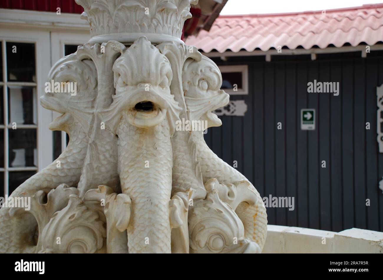 Fontana con decorazioni di pesce presso la casa Isla Negra, la residenza di Pablo Neruda, Cile Foto Stock