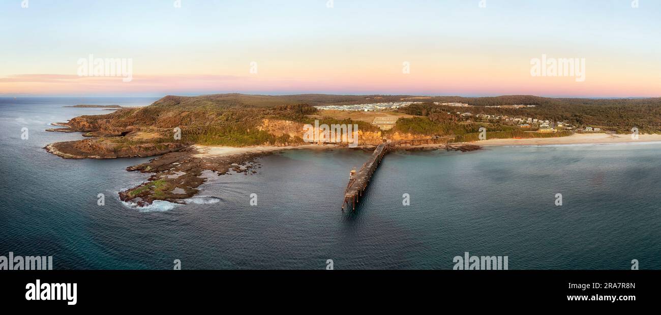 Breve e panoramica spiaggia di Middle Camp nella città della baia di Cathering Hill, costa pacifica dell'Australia, con un panorama aereo all'alba. Foto Stock