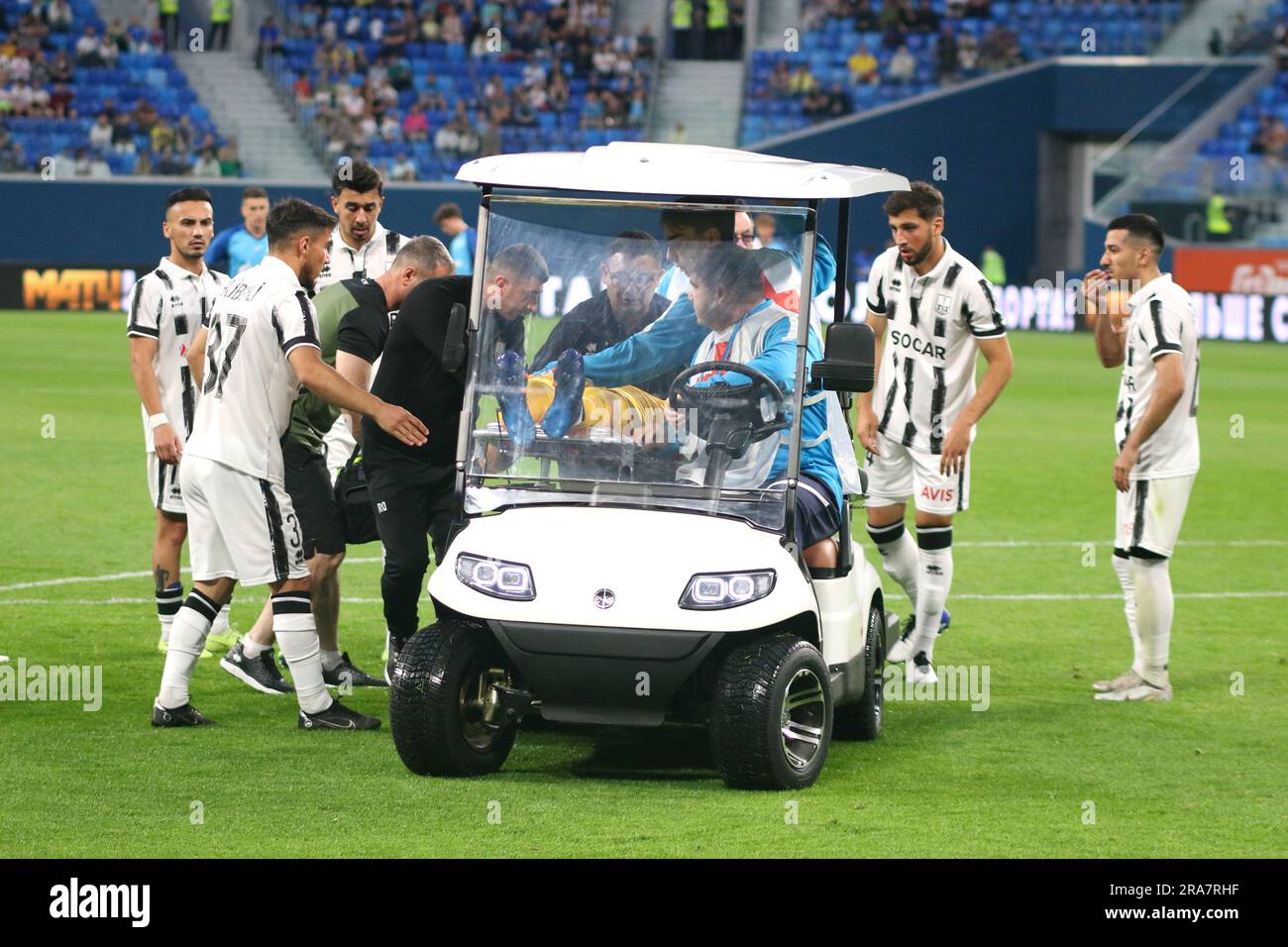 San Pietroburgo, Russia. 1 luglio 2023. Agil Mammadov (No.30) di Neftci si infortunò durante la partita di calcio della pari Premier Cup tra Zenit Saint Petersburg e Neftci Baku alla Gazprom Arena. La squadra dello Zenit FC ha vinto contro Neftci Baku con un punteggio finale di 3:1. Credito: SOPA Images Limited/Alamy Live News Foto Stock