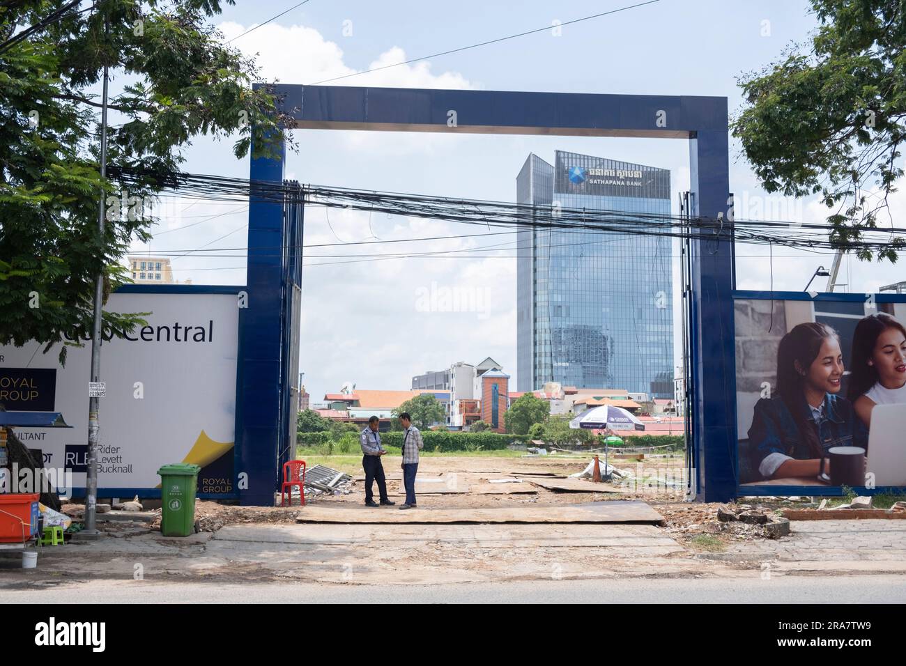 Phnom Penh, Cambogia. 27 giugno 2023. Un cantiere nel centro di Phnom Penh. Una volta conosciuta come la "Perla dell'Oriente" per la sua architettura in stile francese, Phnom Penh, la capitale della Cambogia, sta subendo una rapida trasformazione. Alimentata principalmente dagli investimenti cinesi, l'odierna Phnom Penh sta vivendo un'ondata di nuovi sviluppi, che a sua volta ha portato alla perdita di gran parte del suo patrimonio architettonico. (Foto di Oliver Raw/SOPA Images/Sipa USA) credito: SIPA USA/Alamy Live News Foto Stock