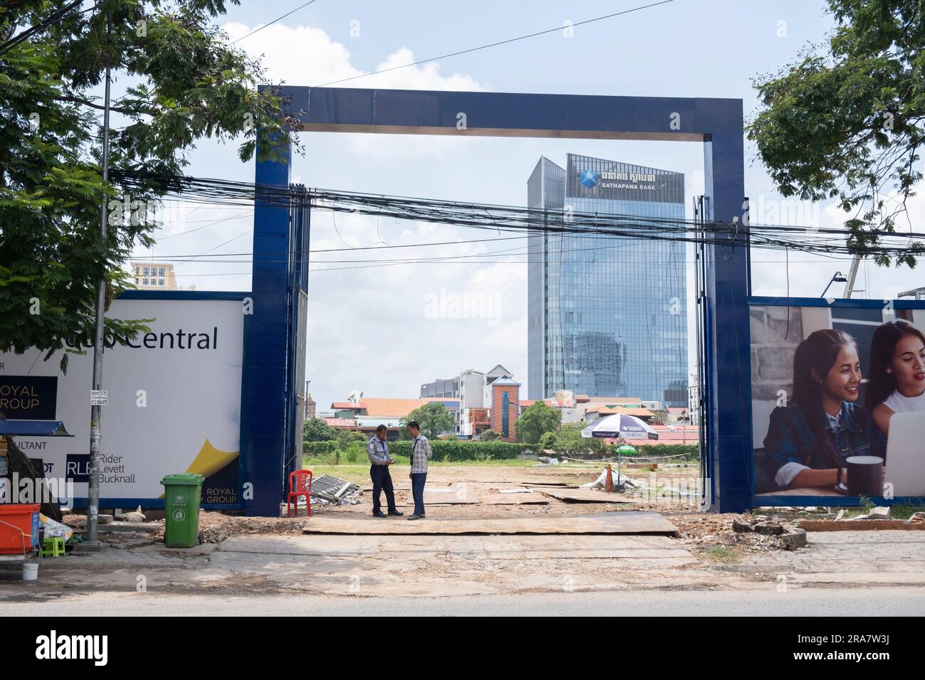 Phnom Penh, Cambogia. 27 giugno 2023. Un cantiere nel centro di Phnom Penh. Una volta conosciuta come la "Perla dell'Oriente" per la sua architettura in stile francese, Phnom Penh, la capitale della Cambogia, sta subendo una rapida trasformazione. Alimentata principalmente dagli investimenti cinesi, l'odierna Phnom Penh sta vivendo un'ondata di nuovi sviluppi, che a sua volta ha portato alla perdita di gran parte del suo patrimonio architettonico. (Immagine di credito: © Oliver Raw/SOPA Images via ZUMA Press Wire) SOLO PER USO EDITORIALE! Non per USO commerciale! Foto Stock