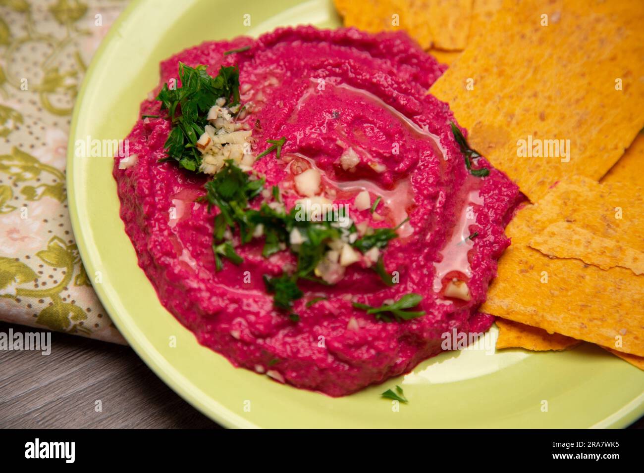 Hummus di barbabietole, un tocco vivace e nutriente del classico hummus, perfetto per immergersi o diffondersi Foto Stock