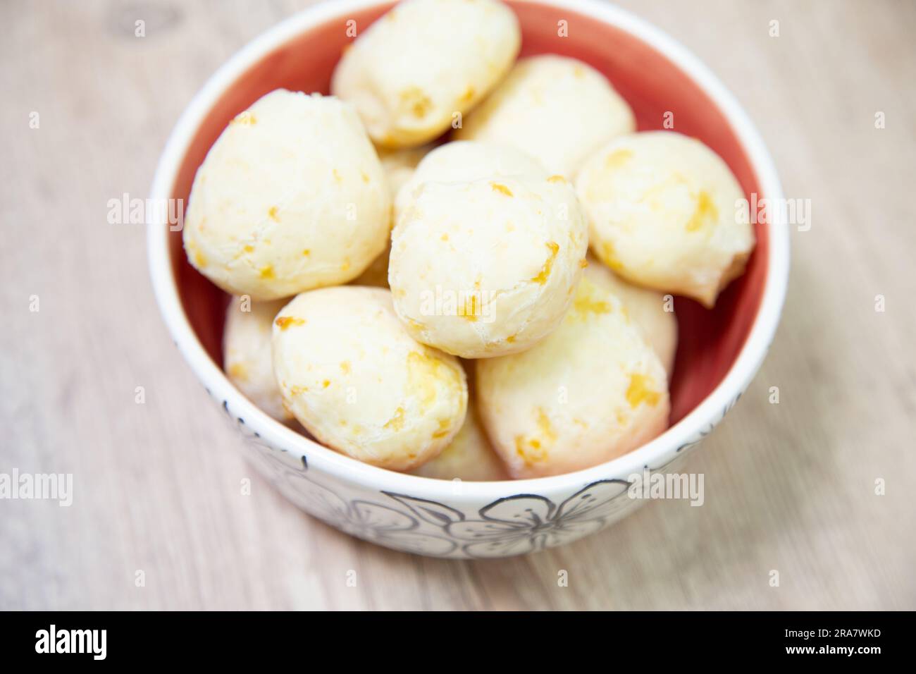 Ciotola di pão de queijo, un delizioso pane al formaggio brasiliano, uno spuntino popolare e irresistibile Foto Stock